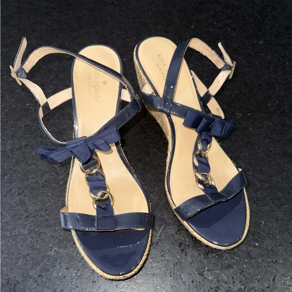 UEC KATE SPADE PATENT NAVY BLUE 3.5” WEDGE ESPADRILLE GOLD HARDWARE SZ 9 PERFECT
